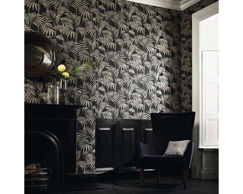 Salon avec papier peint à motif de palmier, cheminée et fauteuil