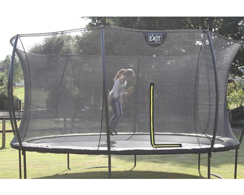 Rundes Gartentrampolin mit Sicherheitsnetz und springendem Kind