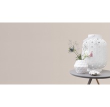 Dekoration mit Laterne und Vase auf einem Tisch