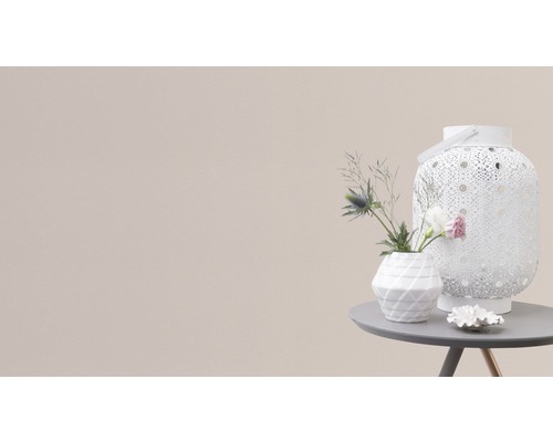 Dekoration mit Laterne und Vase auf einem Tisch