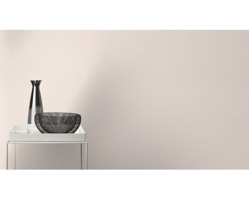 Dekorative Vase und Schale auf einem Beistelltisch