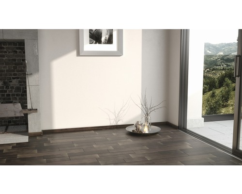 Wohnraum mit Holzboden, Kamin und Fenster mit Blick auf die Natur