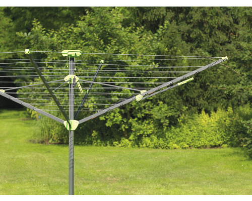 Dreh-Wäscheständer im Aussenbereich für das Trocknen von Wäsche.