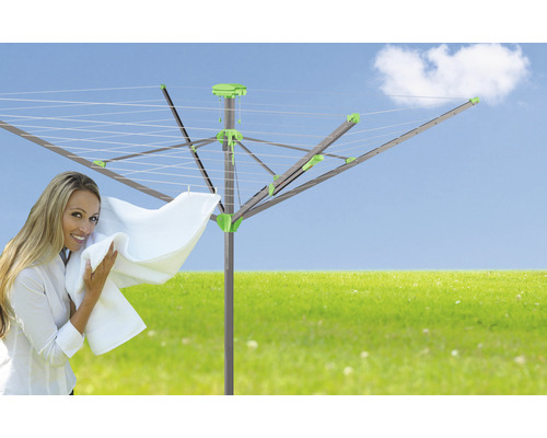 Drehwaschspinne im Garten mit Frau und Wäsche