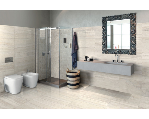 Salle de bain moderne avec douche, toilettes, bidet, lavabo et miroir