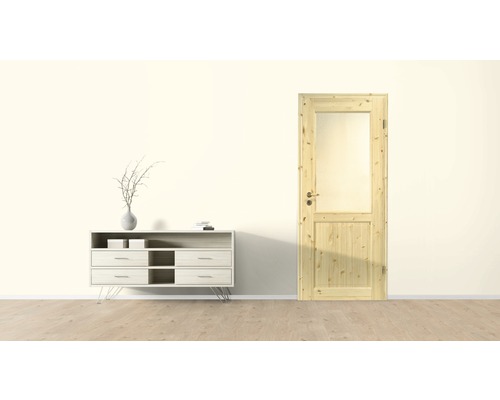 Pièce lumineuse avec parquet, commode et porte en bois avec insert en verre