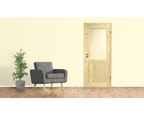 Porte en bois avec insert en verre à côté d''un fauteuil et d''une plante d''intérieur