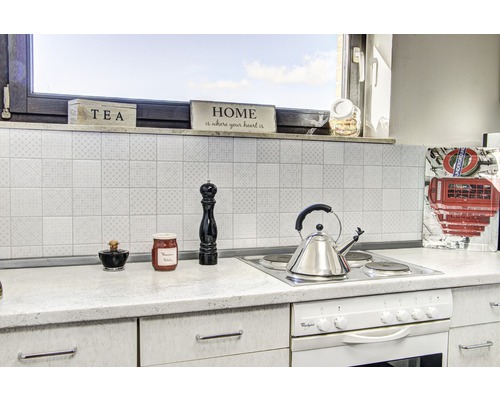 Scène de cuisine avec des ustensiles de cuisine sur le plan de travail