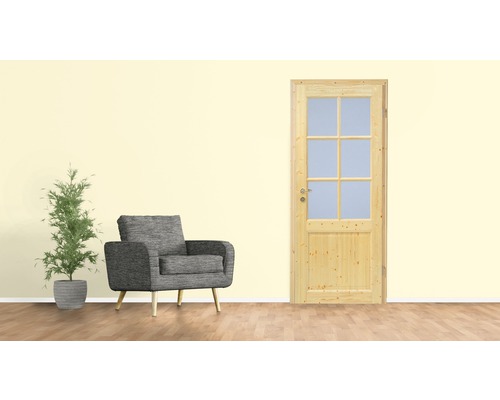 Scène d''intérieur avec porte en bois à vitrage, fauteuil et plante d''intérieur