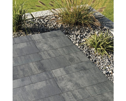Chemin de jardin en dalles de béton grises avec parterre de gravier
