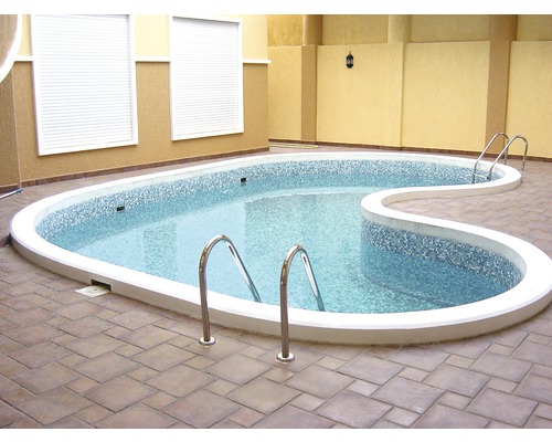 Schwimmbad mit Treppe und Fliesen