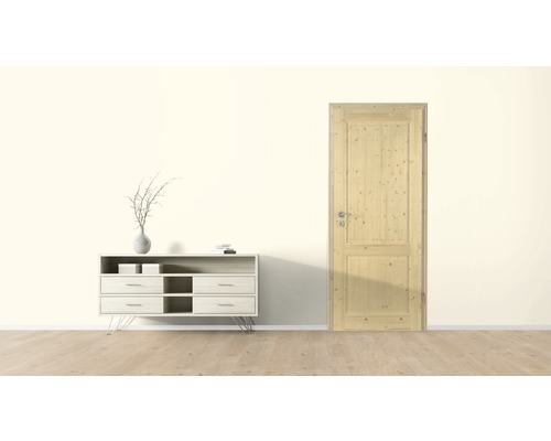 Holztür und Kommode in einem hellen Raum