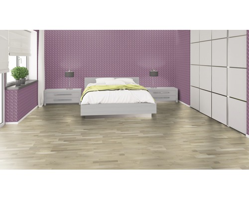 Schlafzimmer mit Doppelbett, Nachttischen, Lampen, Schrank und gemusterter Tapete