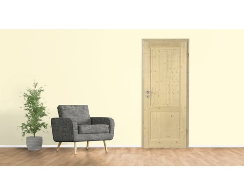 Holztür in einem hellen Raum mit Sessel und Pflanze