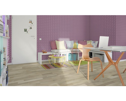 Büro mit Schreibtisch, Stuhl und violetter Wandtapete.