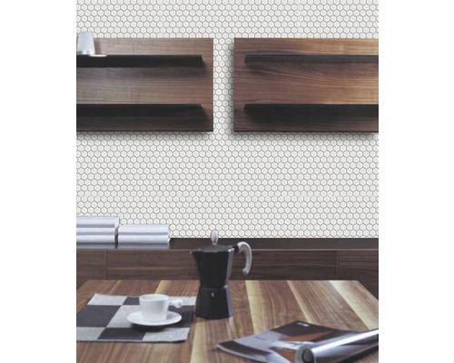 Scène avec des carreaux de mosaïque blancs sur le mur, des étagères et une table en bois