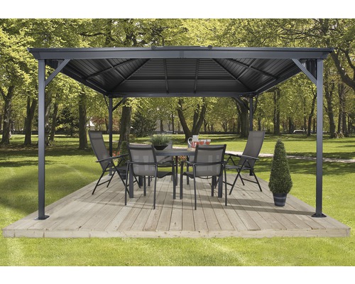 Pavillon avec table et chaises sur une terrasse en bois dans le jardin.