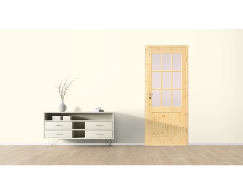 Intérieur lumineux avec porte à cadre en bois avec panneaux de verre et commode