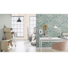 Helles Arbeitszimmer mit floral gemusterter Tapete, Schreibtisch und Regalen