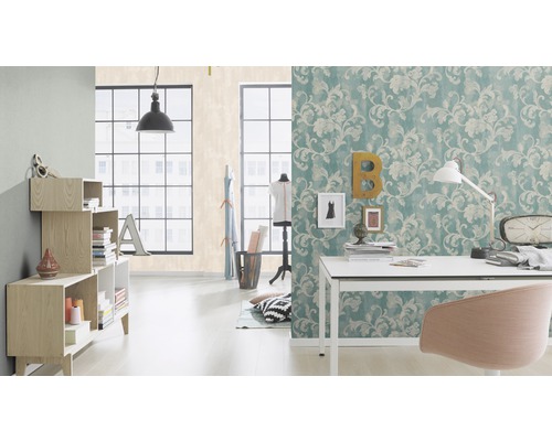 Helles Arbeitszimmer mit floral gemusterter Tapete, Schreibtisch und Regalen