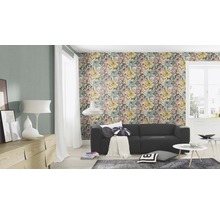 Wohnzimmer mit floraler Tapete, Sofa und Wohnaccessoires für eine gemütliche Atmosphäre