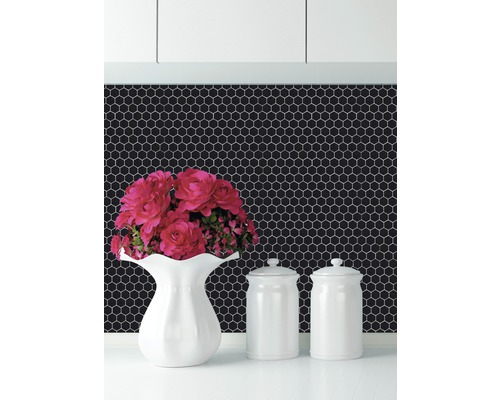Décoration murale avec des carreaux hexagonaux, un vase de fleurs et des boîtes de conserve