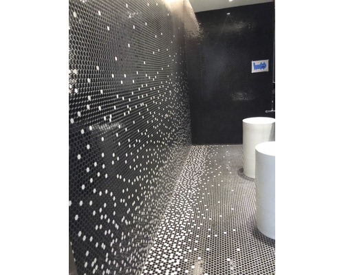 Salle de bain avec mosaïque murale et au sol