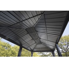 Vue détaillée du toit d''un pavillon avec structure métallique
