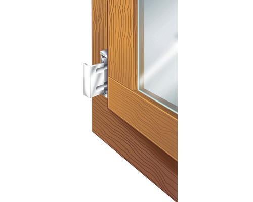Detailansicht eines Holzfensters mit Beschlag