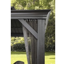 Vue détaillée d''un pavillon avec des rideaux