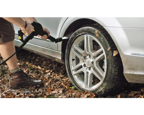 Nettoyage d''un pneu de voiture avec un nettoyeur haute pression