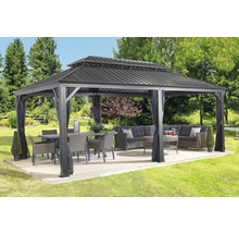 Pavillon avec table, chaises et coin salon dans le jardin