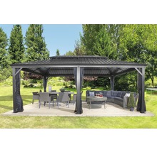 Pavillon avec meubles dans le jardin
