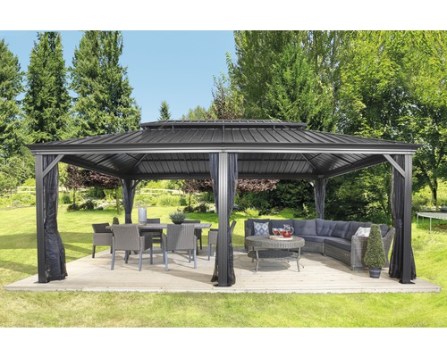 Pavillon mit Möbeln im Garten