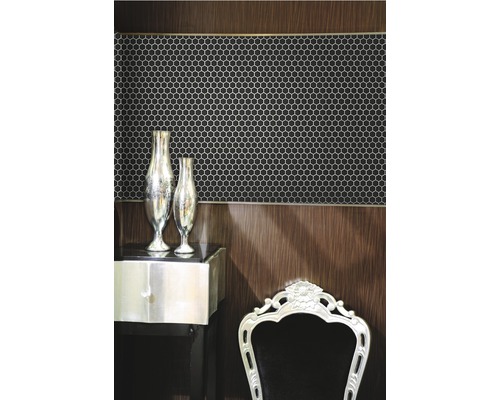 Szene mit sechseckigen Mosaikfliesen an der Wand, kombiniert mit einem Beistelltisch und einem Stuhl