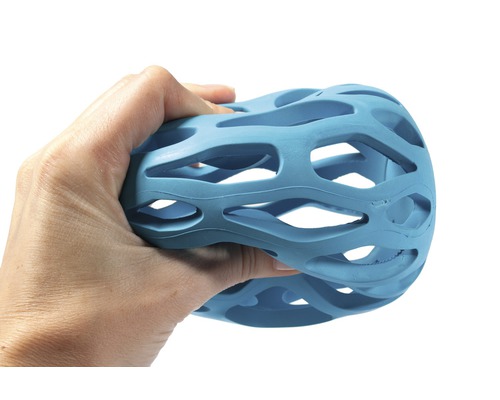 Elastischer Ball mit Gitterstruktur in der Hand