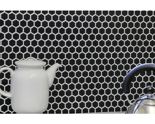 Wandgestaltung mit Mosaikfliesen in sechseckiger Form und Teekannen