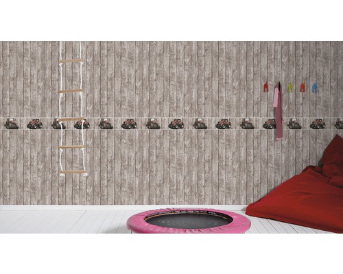 Kinderzimmer mit Holzoptik Tapete und Traktor Bordüre, Sprossenwand und rotem Sitzsack