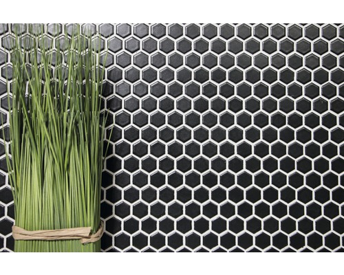 Wand mit sechseckigen Mosaikfliesen und Dekoration