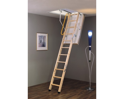 Escalier escamotable en bois déplié dans la pièce