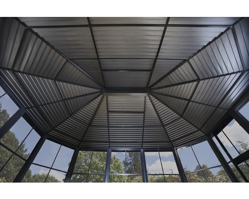 Vue intérieure d''un pavillon avec toit en métal et fenêtres en verre