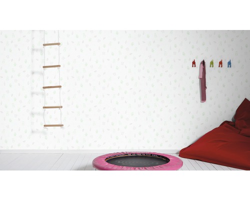 Chambre d''enfant lumineuse avec espalier, trampoline, pouf et patères sur papier peint à motifs