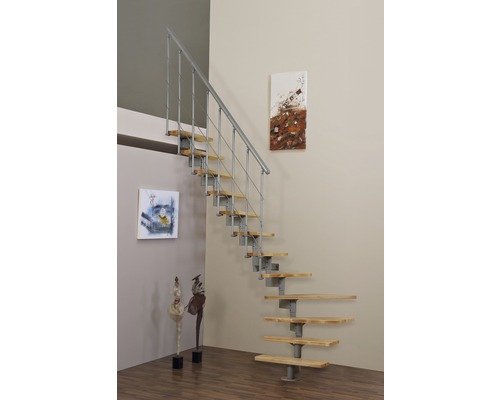 Raumansicht einer einläufigen Treppe mit Holzstufen und Metallgeländer