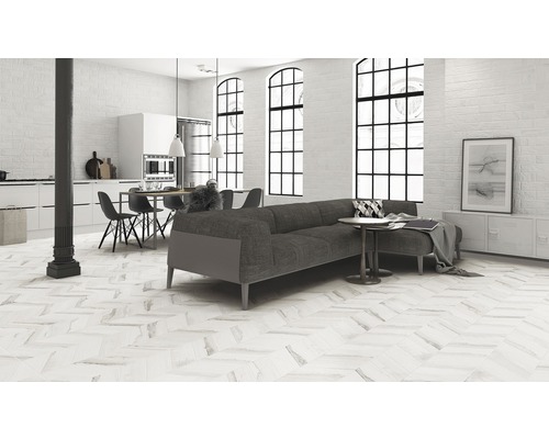 Espace de vie lumineux avec parquet, canapé, table à manger et cuisine