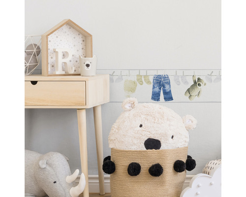 Kinderzimmer Szene mit Holzkommode, Teddybär-Aufbewahrungskorb und Wäscheleine Wandbordüre