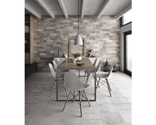Salle à manger lumineuse avec papier peint en pierre, table en bois et chaises modernes