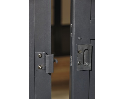 Detailaufnahme eines Gartentors mit Verschlussmechanismus