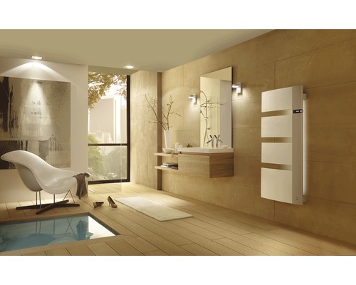 Helles Badezimmer mit Badewanne, Waschtisch, Spiegel, Handtuchwärmer und Sessel.