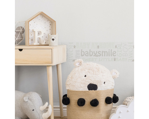 Kinderzimmer mit Nachttisch, Dekoration und Spielzeug