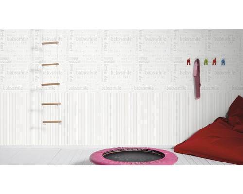 Kinderzimmer mit Sprossenwand, Trampolin und Sitzsack